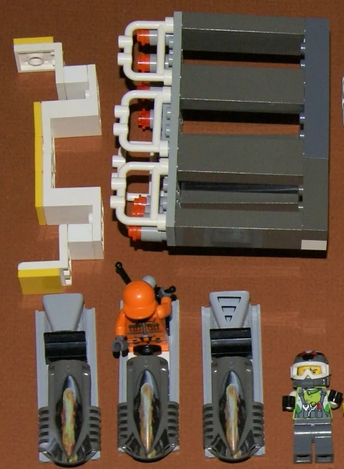 CUSTOM LEGO SET, ARTIC BLAST: 835 PCS, 28 NOW RARE RETIRED MINIFIGURES (1982-2010), SKI PATROL, SKIERS, SNOWBOARDERS, POLAR BEAR, IGLOO, CABLE CARS, OBSERVATION TOWER, 8 VEHICLES, SOME SNOW MOBILES, SNACK BAR, CELL TOWERS, OCTON STATION ETC... (KIT 17)