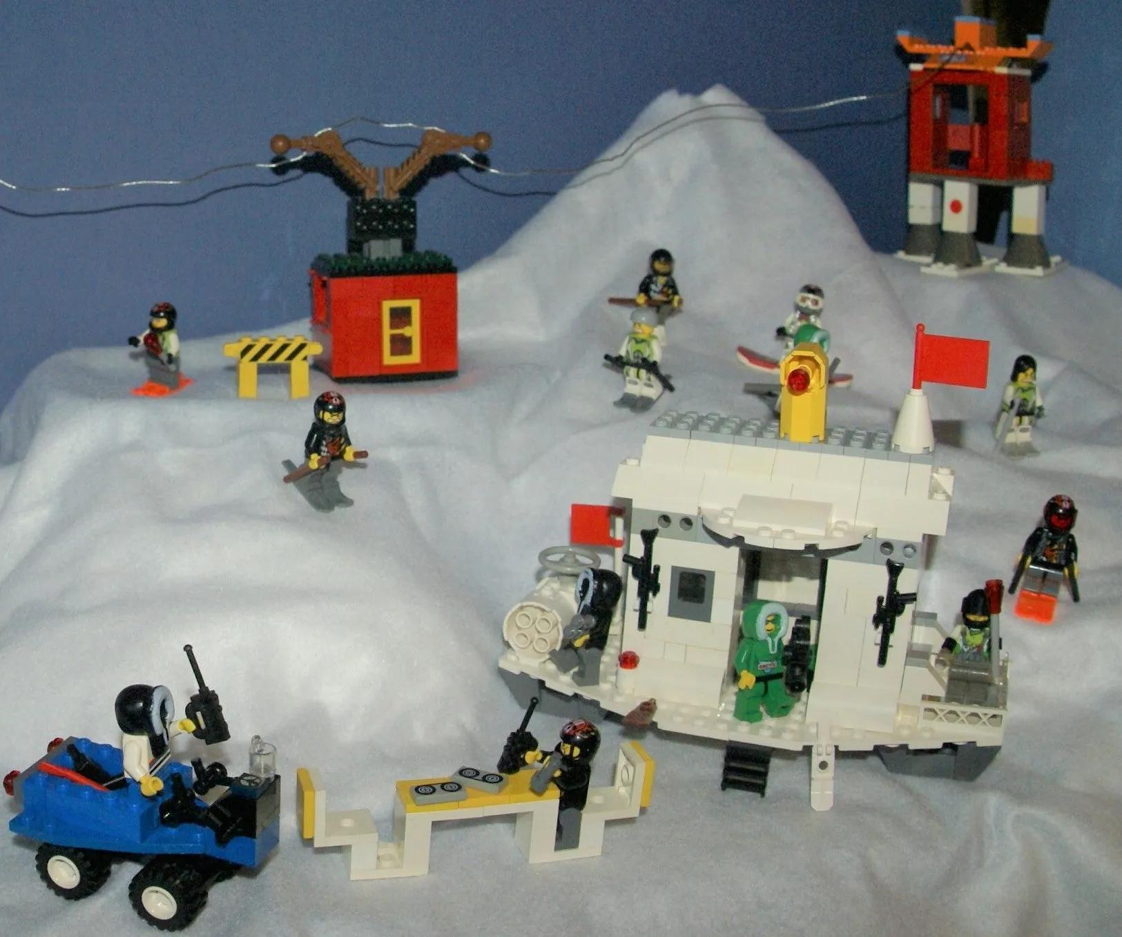 CUSTOM LEGO SET, ARTIC BLAST: 835 PCS, 28 NOW RARE RETIRED MINIFIGURES (1982-2010), SKI PATROL, SKIERS, SNOWBOARDERS, POLAR BEAR, IGLOO, CABLE CARS, OBSERVATION TOWER, 8 VEHICLES, SOME SNOW MOBILES, SNACK BAR, CELL TOWERS, OCTON STATION ETC... (KIT 17)