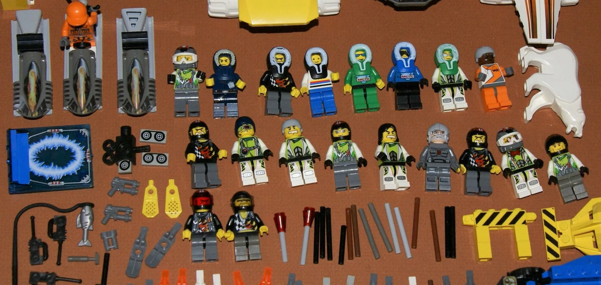 CUSTOM LEGO SET, ARTIC BLAST: 835 PCS, 28 NOW RARE RETIRED MINIFIGURES (1982-2010), SKI PATROL, SKIERS, SNOWBOARDERS, POLAR BEAR, IGLOO, CABLE CARS, OBSERVATION TOWER, 8 VEHICLES, SOME SNOW MOBILES, SNACK BAR, CELL TOWERS, OCTON STATION ETC... (KIT 17)