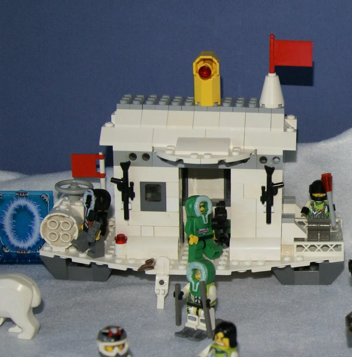CUSTOM LEGO SET, ARTIC BLAST: 835 PCS, 28 NOW RARE RETIRED MINIFIGURES (1982-2010), SKI PATROL, SKIERS, SNOWBOARDERS, POLAR BEAR, IGLOO, CABLE CARS, OBSERVATION TOWER, 8 VEHICLES, SOME SNOW MOBILES, SNACK BAR, CELL TOWERS, OCTON STATION ETC... (KIT 17)
